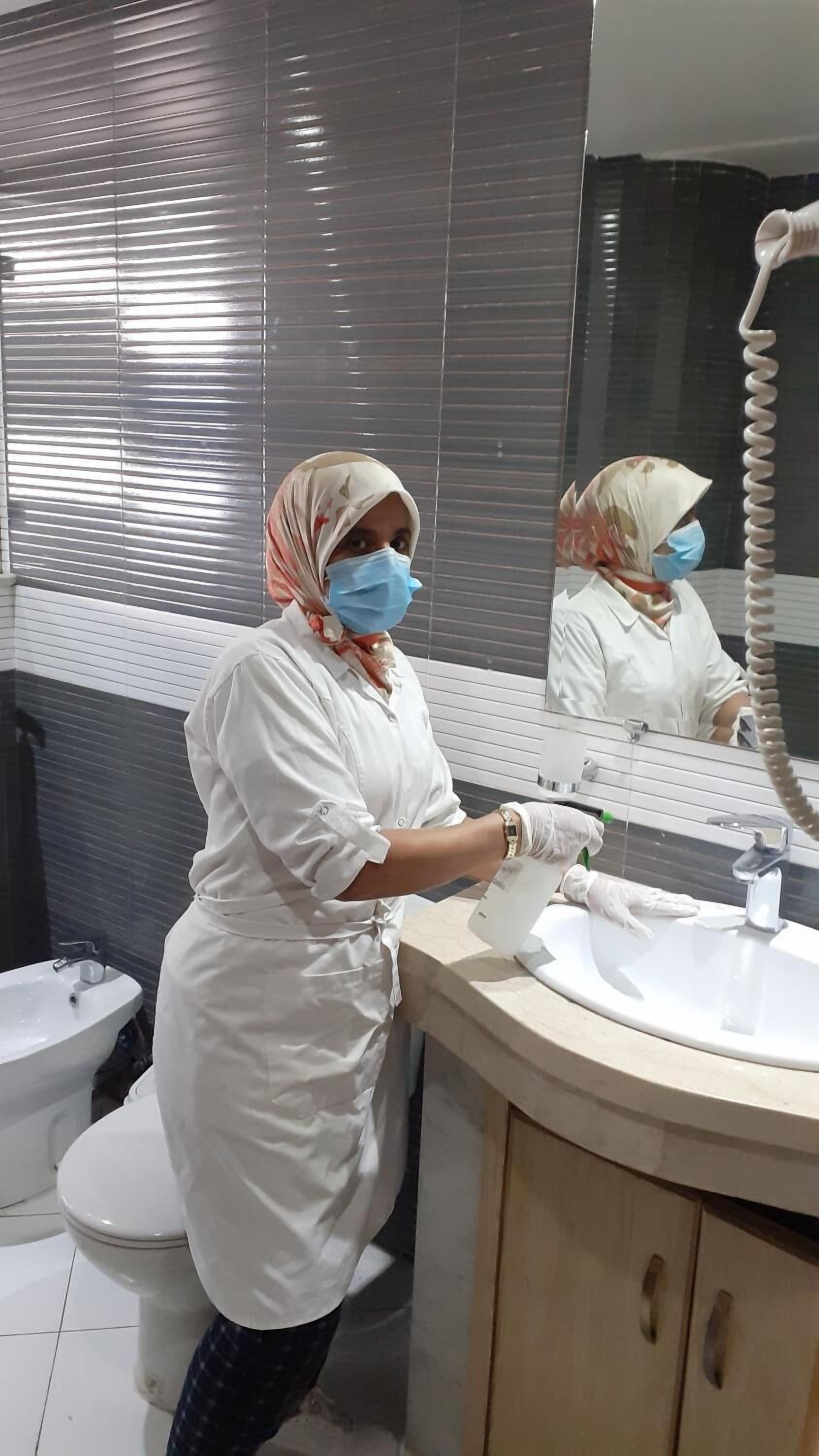 shower, rainfall showerhead, free toiletries, hair dryer