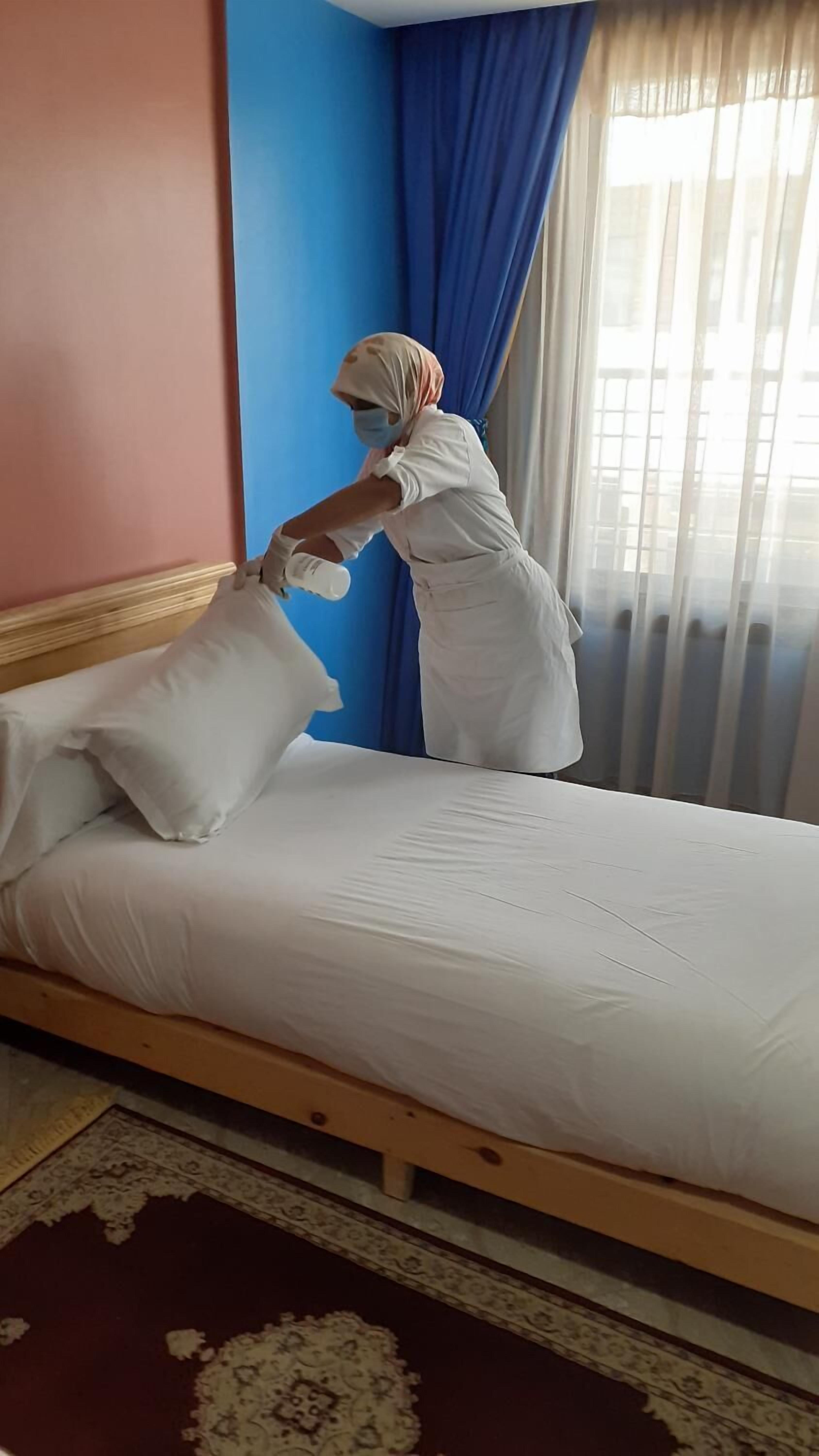 desk, blackout curtains, soundproofing, free wifi