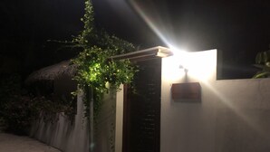 واجهة المنشأة - في المساء/الليل