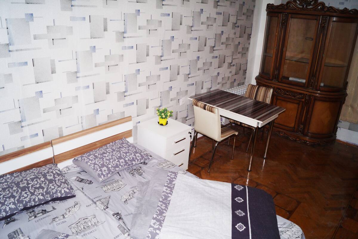Ein Schlafzimmer mit einem Bett, einem Schreibtisch und einem Schrank.