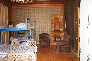 خزنة داخل الغرفة وستائر تعتيم وتجهيزات عازلة للصوت ومكواة/لوح كي