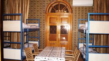 Caja de seguridad en la habitación y cortinas blackout