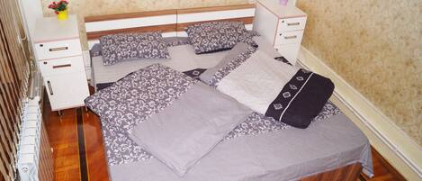 Tradisjonelt tomannsrom, 2 enkeltsenger | Safe på rommet, blendingsgardiner, lydisolert og strykejern/-brett