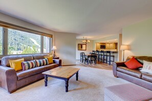 Leilighet, 2 soverom | Oppholdsområde | TV