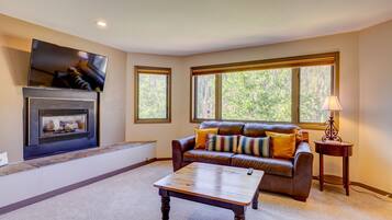 شقة - غرفتا نوم | منطقة المعيشة | تلفزيون