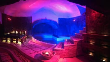 Piscina interna, piscina externa sazonal, guarda-sóis, espreguiçadeiras