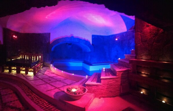 Piscine couverte, piscine extérieure (ouverte en saison)