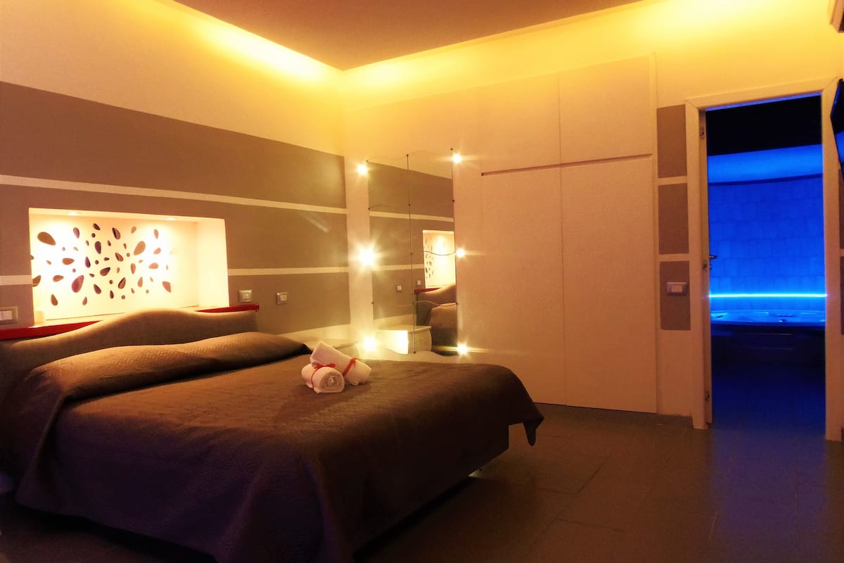 Suite, 1 queensize bed met slaapbank, uitzicht op tuin | Luxe beddengoed, gratis wifi, individueel gedecoreerd