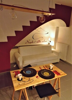 Suite, 1 grand lit et 1 canapé-lit, vue sur le jardin | Salle à déjeuner | Buffet déjeuner gratuit tous les jours