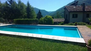 Outdoor pool, pool loungers - Villa le Noci (Bettola)