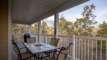 Villa, 4 Bedrooms | Outdoor dining