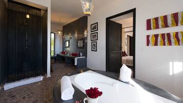 Villa Exclusive | Bagno | Set di cortesia gratuito, asciugacapelli, accappatoi da bambino