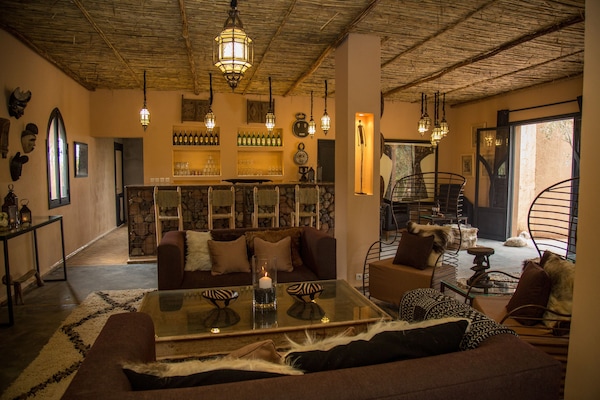 2 bars/lounges, poolside bar