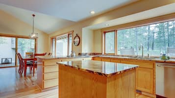 Maison, 3 chambres | Cuisine privée | Réfrigérateur, micro-ondes, four, plaque de cuisson