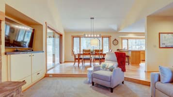 House, 3 Bedrooms | Living room | TV