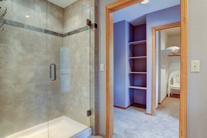 Bathroom - 16 Yellow Pine 3 Bedroom Home by RedAwning (Bend)