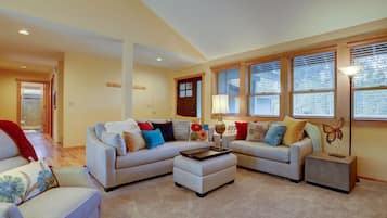 House, 3 Bedrooms | Living room | TV