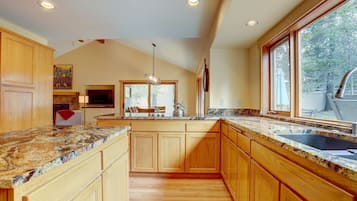 House, 3 Bedrooms | Private kitchen | Fridge, microwave, oven, stovetop