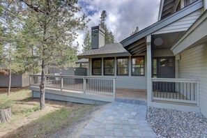 Exterior - 16 Yellow Pine 3 Bedroom Home by RedAwning (Bend)