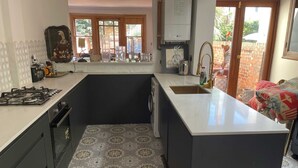 Maison (4 Bedrooms) | Cuisine privée | Réfrigérateur, micro-ondes, four, plaque de cuisson