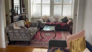 House (4 Bedrooms) | Living room | TV