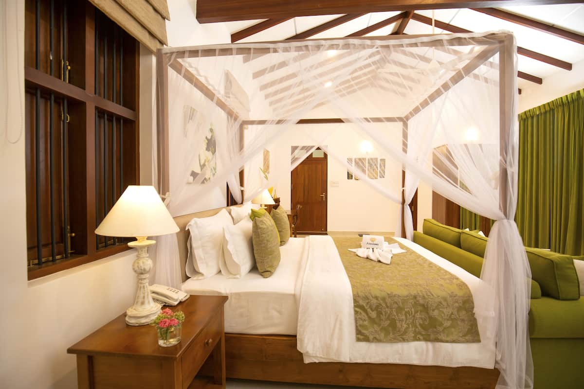 Luxury-Zimmer, 1 King-Bett, Gartenblick, Poolseite | 1 Schlafzimmer, Bettwäsche aus ägyptischer Baumwolle
