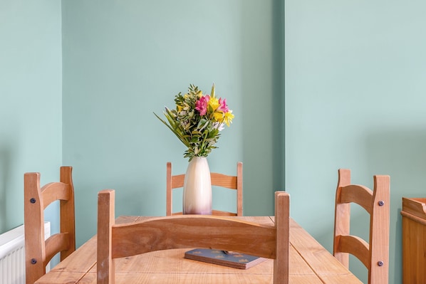 Apartment (1 Bedroom) | Dining