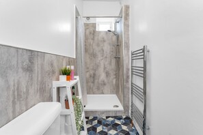 Apartment (1 Bedroom) | Bathroom | Shower, free toiletries, hair dryer, towels - Bright & Quiet Edinburgh Home with Parking (Edinburgh)