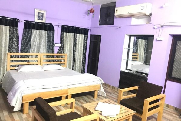 Deluxe Suite, 1 King Bed, Non Smoking | Desk