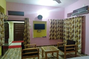 Basic Double or Twin Room, 1 Double Bed, Non Smoking | Living room