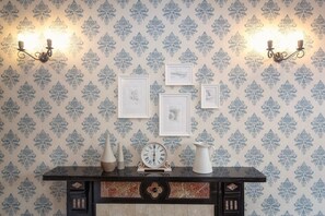 Interior - Bright, Spacious Edinburgh City Centre Apartment (Edinburgh)