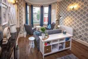 Living room - Bright, Spacious Edinburgh City Centre Apartment (Edinburgh)