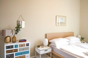 3 bedrooms, premium bedding, laptop workspace, iron/ironing board - Bright, Spacious Edinburgh City Centre Apartment (Edinburgh)