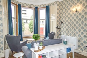 Living room - Bright, Spacious Edinburgh City Centre Apartment (Edinburgh)