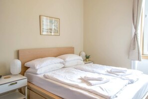 Leilighet (3 Bedrooms) | 3 soverom, sengetøy av topp kvalitet og skrivebord for bærbar PC