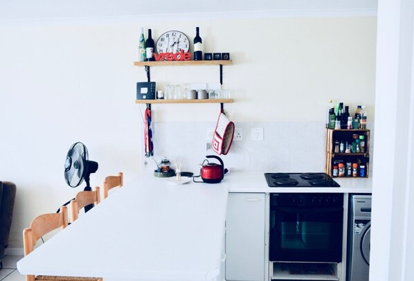 Studio (0 Bedroom) | Eget kök | Kylskåp, mikrovågsugn, ugn och spishäll