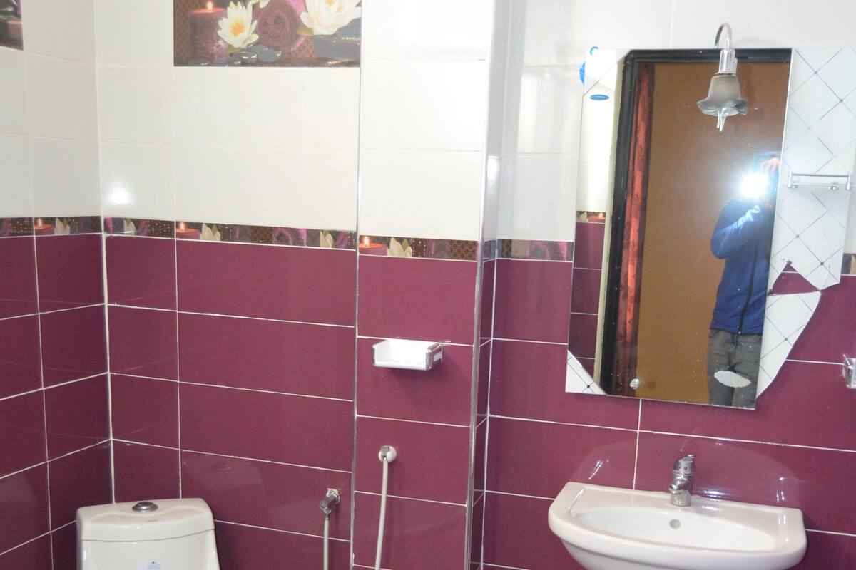 Shower, rainfall showerhead, free toiletries, towels