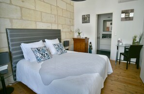 Superior Double Room | In-room safe, individually decorated, individually furnished, desk - Chambres à Bord'O (Bordeaux)