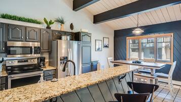 Townhome, 4 Bedrooms | Private kitchen | Fridge, microwave, oven, dishwasher