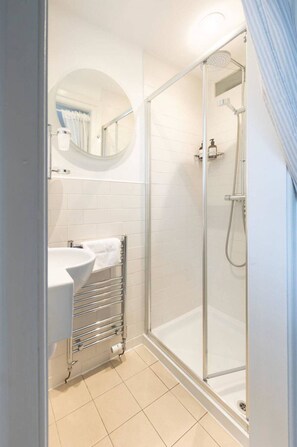 Lägenhet (1 Bedroom) | Badrum | Dusch, gratis toalettartiklar, hårtork och handdukar