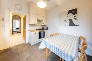 Apartment (1 Bedroom) | Dining
