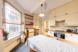 Apartment (1 Bedroom) | Private kitchen | Fridge, oven, stovetop, dishwasher - Beautiful 1 Bed Flat in Vibrant Stockbridge (Edinburgh)