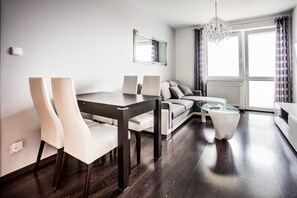 Apartment, 1 Doppelbett und Schlafsofa, Nichtraucher (Kreta 2/107) | Wohnbereich | Fernseher
