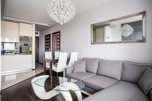 Căn hộ, 1 giường đôi và sofa giường, không hút thuốc (Kreta 2/107) | Phòng khách | TV