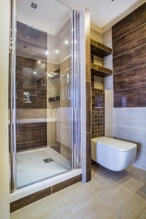Apartamento, 1 cama Queen e sofá-cama (Kreta 2/68) | Banheiro | Toalhas de banho 