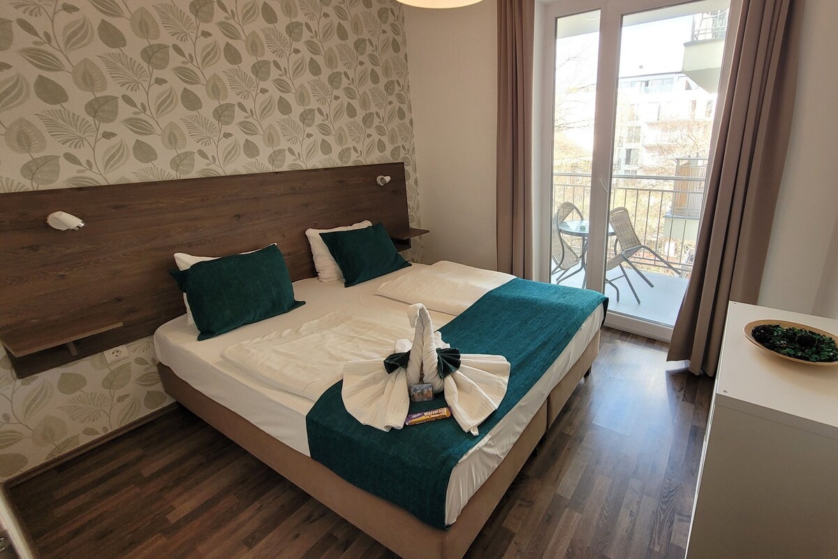 Tabla de planchar con plancha, wifi gratis y ropa de cama 