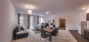 高級公寓, 2 間臥室 | 起居區 | 平面電視