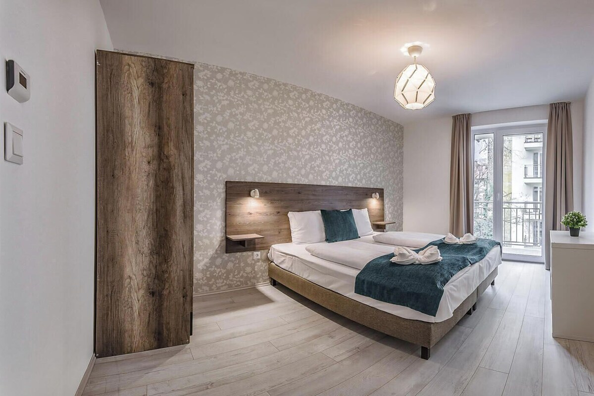 Tabla de planchar con plancha, wifi gratis y ropa de cama 
