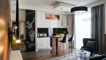 Apartamento superior (Montreal) | Cozinha americana privada | Geladeira, micro-ondas, cooktop, lava-louças