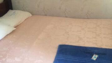 スタンダード ダブルルーム | デスク、ベッドシーツ